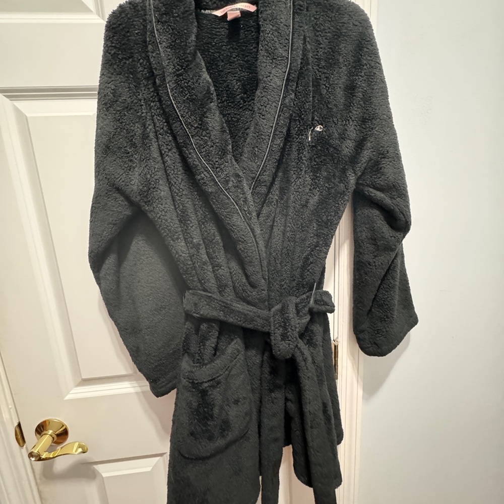 Victoria’s Secret black M/ L fleece short robe